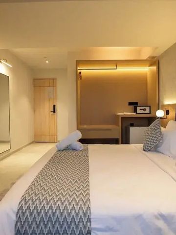 Elegantes Zimmer mit einladender Beleuchtung und Spiegel