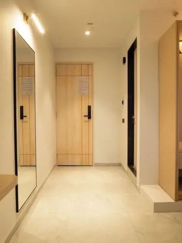 Helles Gästezimmer mit Spiegel und Kleiderschrank im Hotel Bellevue.