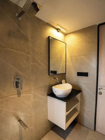 Modernes Badezimmer mit Waschbecken und Spiegel im Hotel Bellevue.