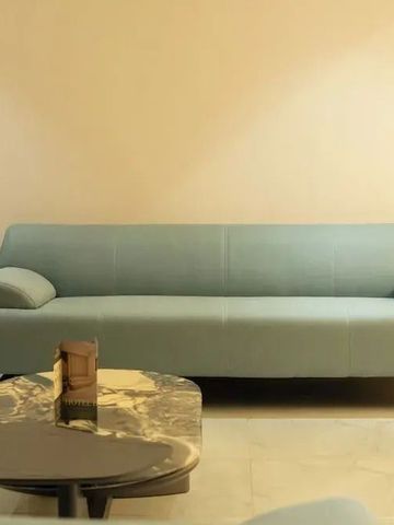 Elegantes Sofa und Marmortisch in der Lounge im Hotel Bellevue.