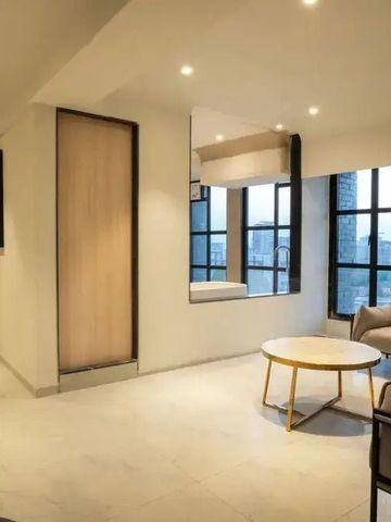 Geräumiges Wohnzimmer mit Sitzbereich und großem Fenster im Hotel Bellevue.