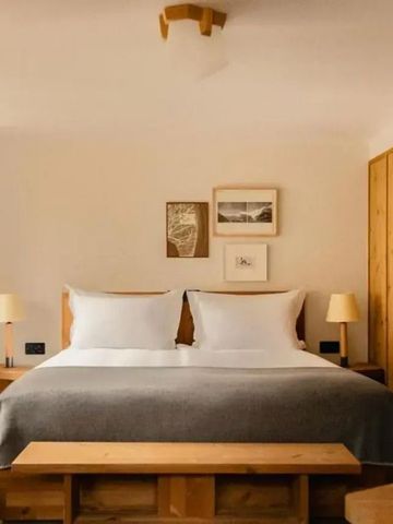 Gemütliches Hotelzimmer mit Doppelbett und Holzmöbeln