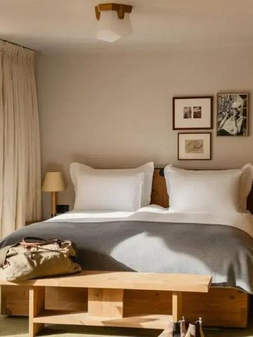 Einladendes Zimmer mit großer Fensterfront und warmem Holzdesign