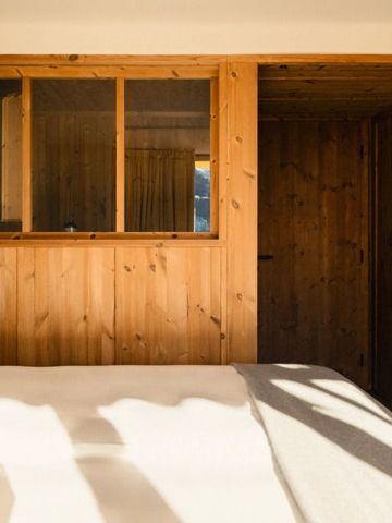 Zimmer mit Holzwänden und einladendem Licht in einem modernen Hotel