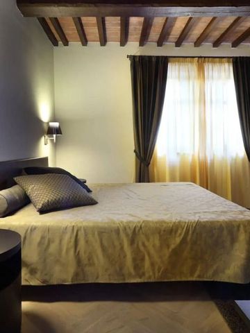 Gut beleuchtetes Hotelzimmer mit gemütlichem Ambiente und Holzbalkendecke