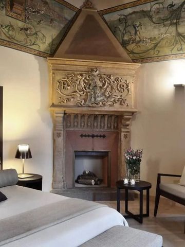 Luxuriöses Schlafzimmer mit dekorierter Decke und traditionellem Kamin