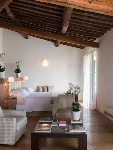 Moderner Raum mit Holzdecke, großer Sitzecke und minimalistischer Einrichtung