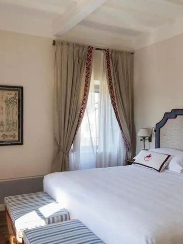 Einfaches, elegantes Zimmer mit heller Dekoration und großen Fenstern