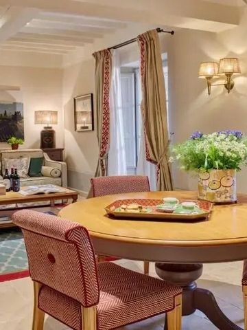 Gemütlicher Wohnbereich mit Tisch, Stühlen und Sofa, klassisches Design