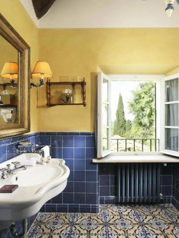 Luxuriöses Badezimmer mit klassischem Design und offenem Fenster mit Gartenblick