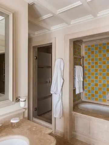 Modernes Badezimmer mit eingelassener Badewanne und stilvollen Fliesen