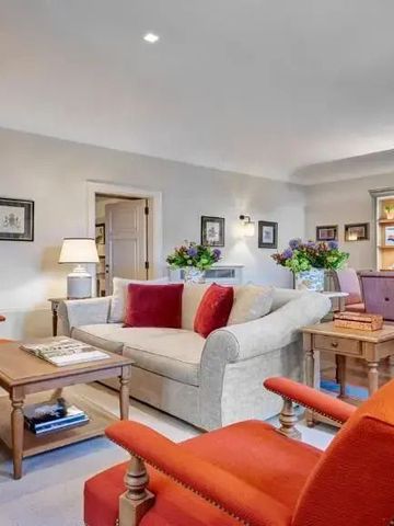 Elegante Lounge mit komfortablen Möbeln und hellen Farben für entspannte Atmosphäre