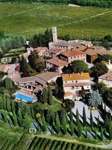 Luftaufnahme des Borgo San Felice Resorts mit umgebenden Weinbergen.
