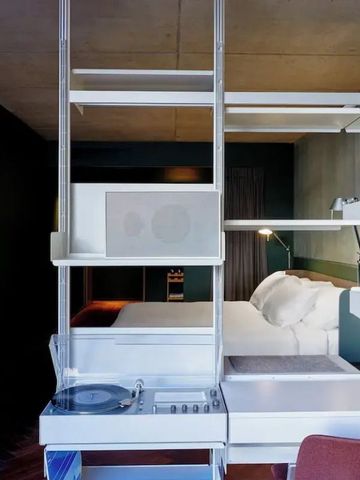 Stylisches Hotelzimmer mit modernem Regal und Plattenspieler