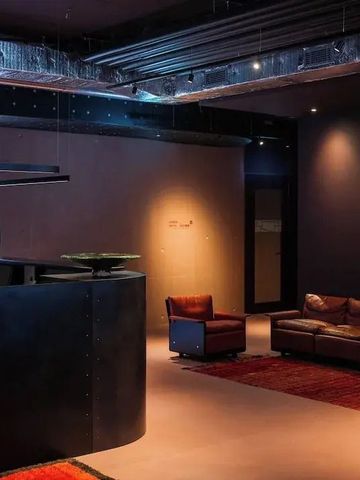 Elegante Hotel-Lounge mit minimalistischer Einrichtung