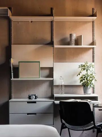 Minimalistischer Schreibtisch mit Pflanze im Hotelzimmer