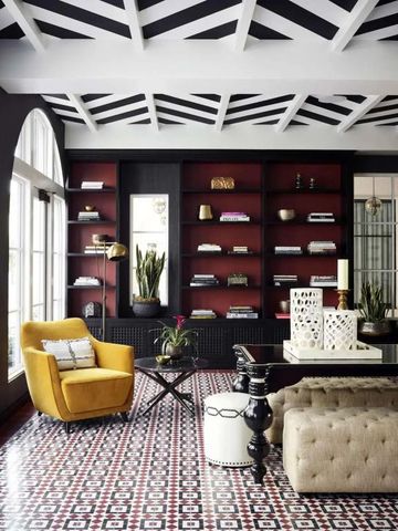 Gemütliche Lounge mit modernem Design und gelbem Sessel neben Bücherregalen