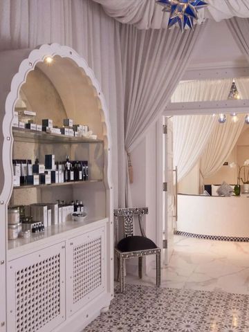 Luxuriöser Spa-Bereich mit eleganter Einrichtung und Vorhängen