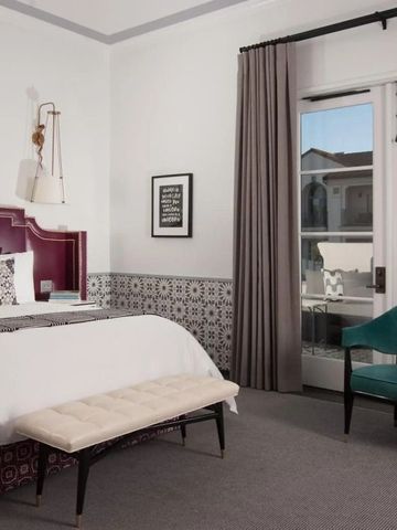 Hotelzimmer mit modernem Design und großem Fenster