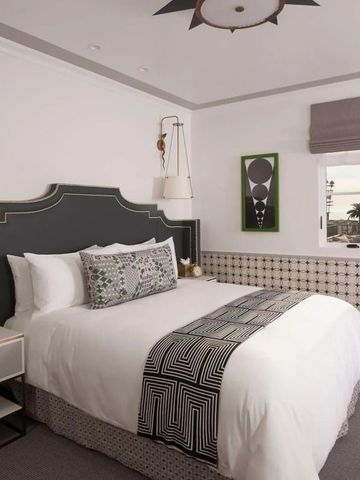 Modernes Hotelzimmer mit stilvoller Dekoration und Kunst