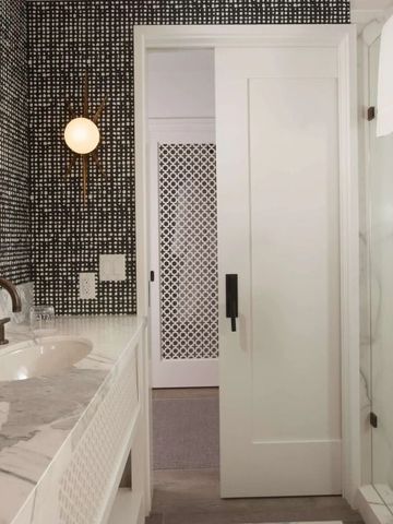 Modernes Badezimmer mit Marmordekor und stilvollen Armaturen