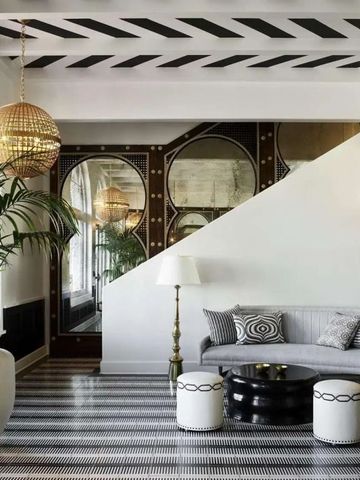 Elegante Hotellobby mit dekorativem Boden und großer Pflanze