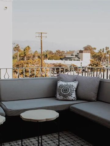 Terrasse mit gemütlicher Sitzecke und Blick auf Palmen und Berge