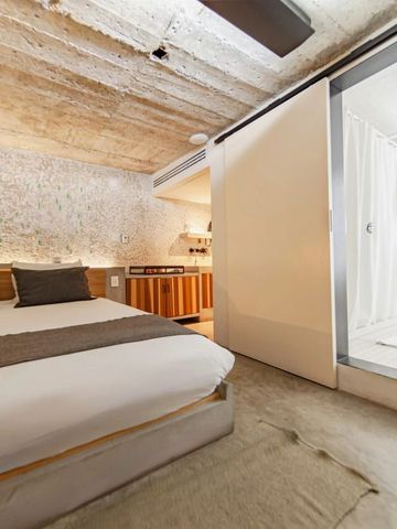 Geräumiges Hotelzimmer mit offener Dusche und modernem Interieur