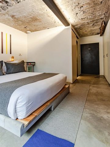 Modernes Hotelzimmer mit Doppelbett und stilvollen Dekorationsdetails