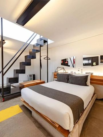 Authentisch gestaltetes Zimmer mit Treppe und Dachfenster