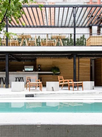 Moderner Außenbereich mit Pool und stilvollen Sitzgelegenheiten