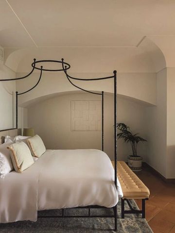 Geräumige Suite mit Himmelbett und eleganter Einrichtung.