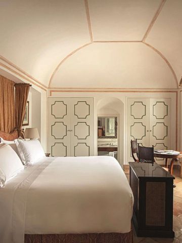 Elegantes Zimmer mit großen Fenstern und stilvoller Dekoration.