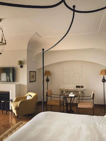 Schönes Hotelzimmer mit Himmelbett und moderner Einrichtung.