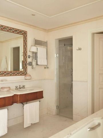 Elegantes Badezimmer mit großem Spiegel und moderner Einrichtung