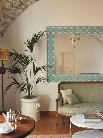 Helles Wohnzimmer mit elegantem Sofa und dekorativem Spiegel