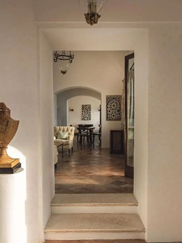 Einladender Flur mit gewölbten Türen und kunstvollen Details