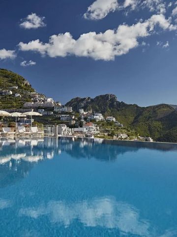 Infinity-Pool mit Blick auf die Amalfiküste und die umliegenden Hügel