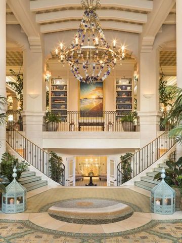 Elegante Hotel-Lobby mit Kronleuchter und großer Treppe im Casa Del Mar