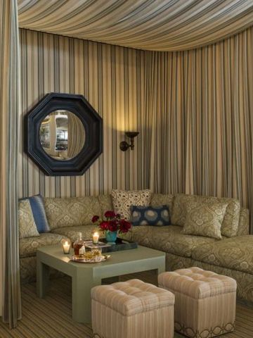 Gemütlicher Lounge-Bereich mit eleganter Sofaecke im Hotel