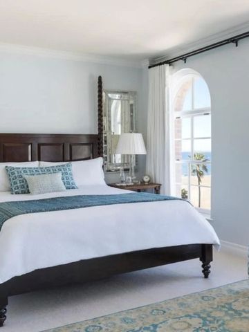 Lichtdurchflutetes Zimmer mit großem Bett und Meerblick im Casa Del Mar