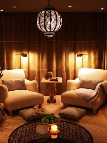 Gemütlicher Lounge-Bereich im Spa mit Sesseln und gedämpftem Licht.