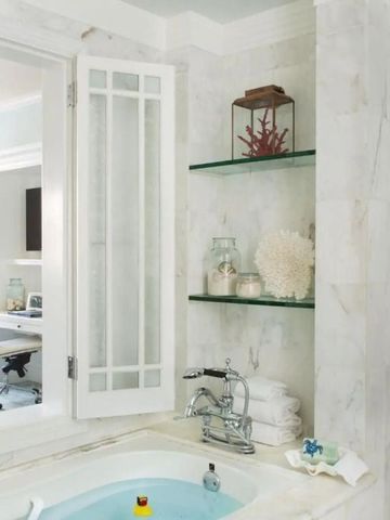 Freistehende Badewanne in stilvollem Badezimmer mit Marmorakzenten.