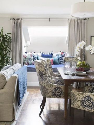 Einladendes Wohnzimmer mit Essbereich und stilvollen Möbeln in neutralen Farben