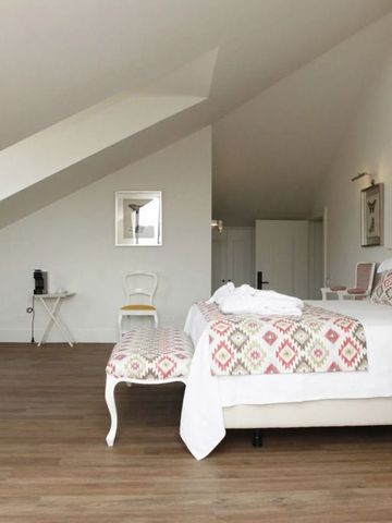 Geräumiges Dachzimmer mit Holzboden und stilvollem Dekor