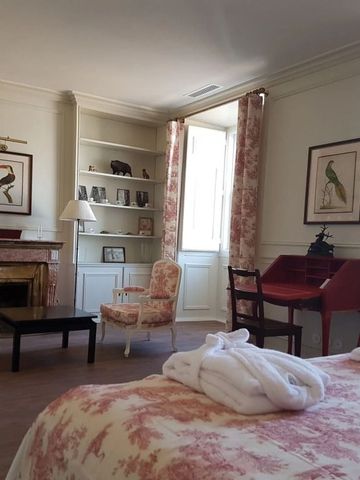 Gemütliches Zimmer mit Kamin und klassischen Möbeln