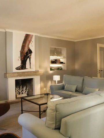 Eleganter Wohnbereich mit Kamin und bequemen Sofas im Hotel Casa Palmela