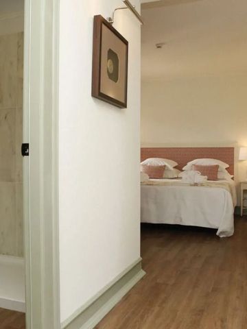 Gemütliches Hotelzimmer mit großen Betten und elegantem Dekor