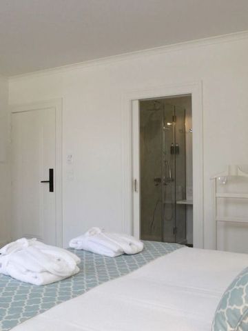 Geräumiges Hotelzimmer mit modernen Annehmlichkeiten und en-suite Badezimmer