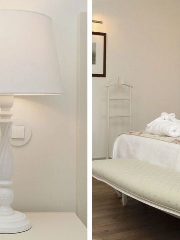 Elegantes Hotelzimmer mit heller Lampe und Bett